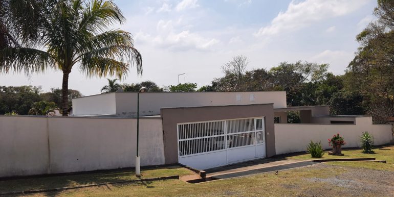 Belíssima residência no condomínio Haras São Luís