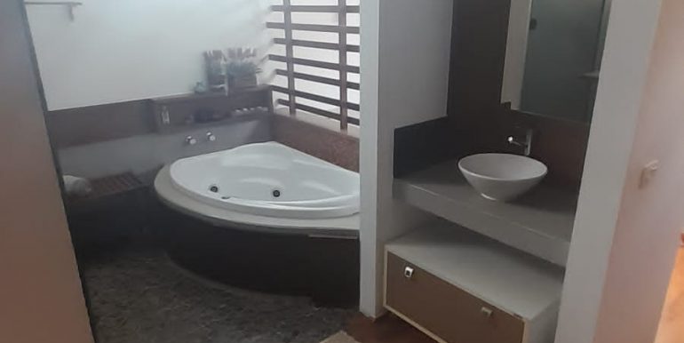 Belíssima residência no condomínio primavera