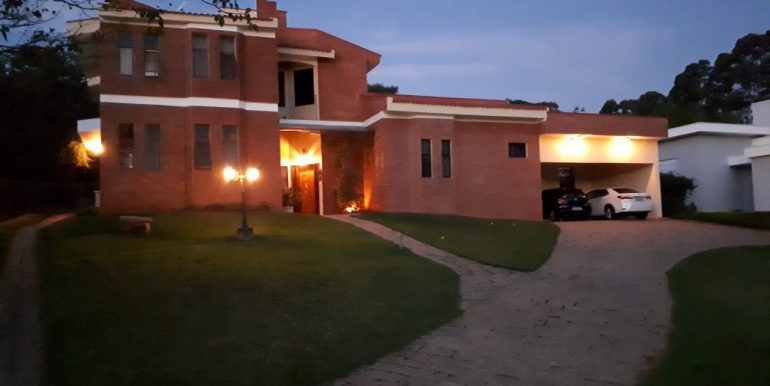 EXCELENTE CASA NO COND. MONTE BELO