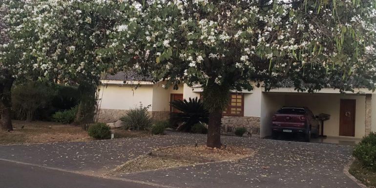 CASA NO COND. MONTE BELO